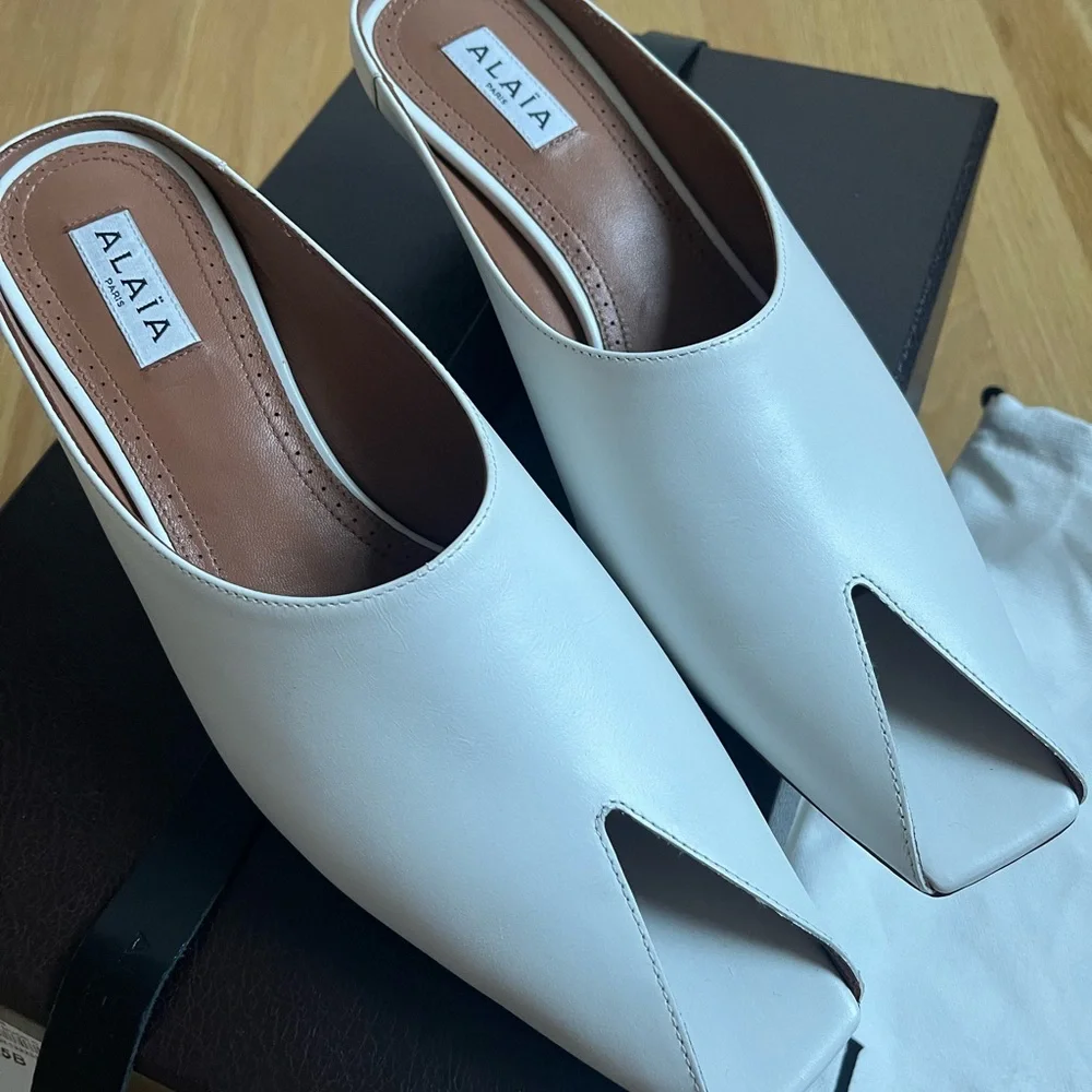 BNWT Alaia Spike 55 Leather Peep-Toe Mules in White Size 38 - Picture 3 of 10
